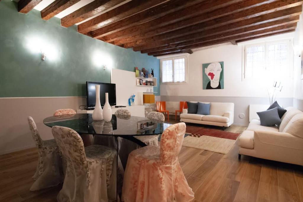 The Lovers' Loft Apartment *